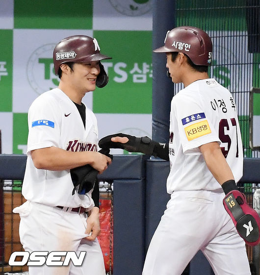 키움 시절 김하성(왼쪽)이 이정후와 기뻐하고 있다. /OSEN DB