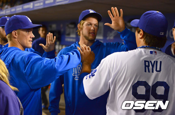 7회초 2사 상황에서 교체된 류현진이 그레인키와 커쇼의 격려를 받고 있다 . / soul1014@osen.co.kr