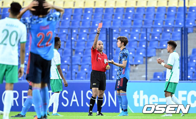 후반 일본 후지오 쇼타가 퇴장 당하고 있다. 2022.06.06 /cej@osen.co.kr