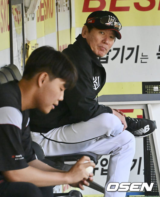 소형준을 바라보는 이강철 감독 / OSEN DB