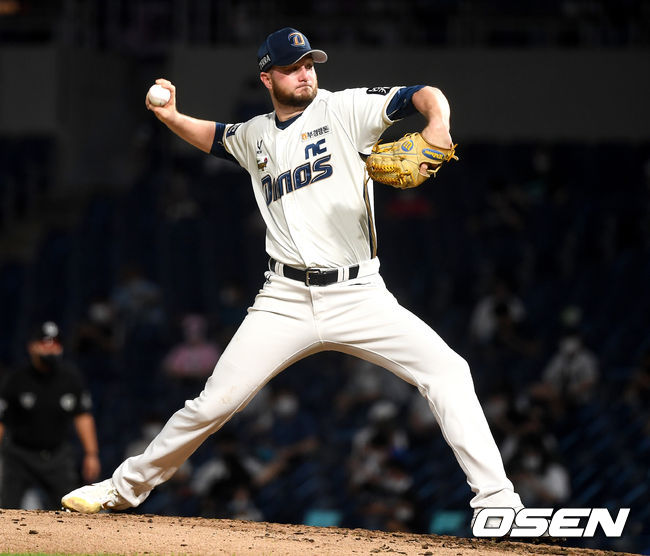 NC 선발 라이트가 힘차게 공을 뿌리고 있다. 2020.08.14