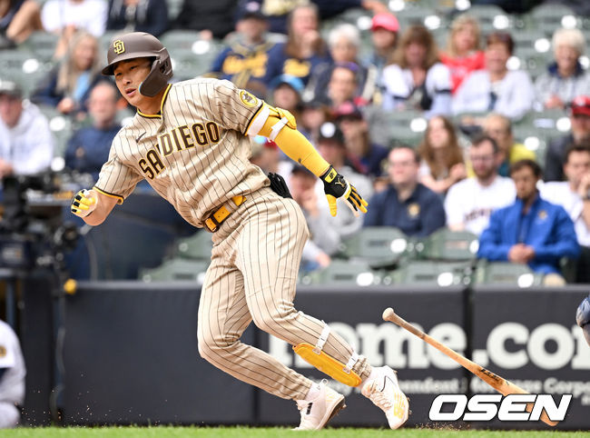 연장 10회초 2사 2루 상황 샌디에이고 김하성이 내야 땅볼을 치고 있다. 2022.06.06 / dreamer@osen.co.kr