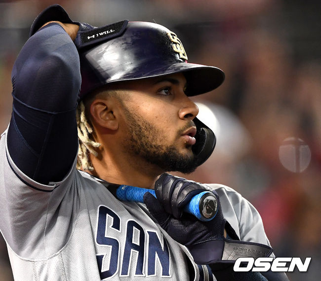 3회초 샌디에이고 공격 때 페르난도 타티스 주니어가 대기타석에서 타격을 준비하고 있다. /dreamer@osen.co.kr