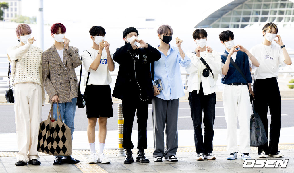 7일 오전 가수 이펙스(위시, 금동현, 뮤, 아민, 백승, 에이든, 예왕, 제프)가 일본 일정을 위해 인천국제공항을 통해 출국했다.<br /><br />이펙스가 출국장으로 향하고 있다. 2022.06.07 /jpnews@osen.co.kr