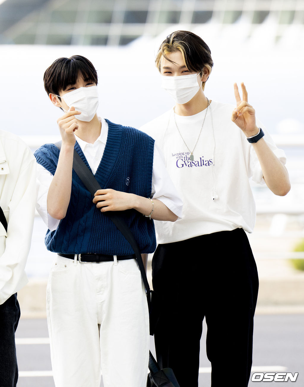 7일 오전 가수 이펙스(위시, 금동현, 뮤, 아민, 백승, 에이든, 예왕, 제프)가 일본 일정을 위해 인천국제공항을 통해 출국했다.<br /><br />이펙스가 출국장으로 향하고 있다. 2022.06.07 /jpnews@osen.co.kr