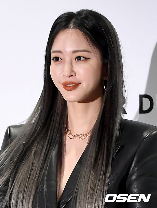 24일 오후 서울 중구 레스케이프 호텔에서 주얼리 브랜드의 테마 팝업룸과 패키지 론칭 행사가 진행됐다.배우 한예슬이 취재진을 향해 포즈를 취하고 있다./ ksl0919@osen.co.kr