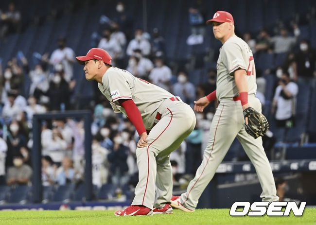 SSG 랜더스 김광현이 2회말 1사 2루 NC 다이노스 서호철의 보내기 번트때 3루 송구 실책으로 1실점하고 아쉬워하고 있다. 2022.06.07 / foto0307@osen.co.kr