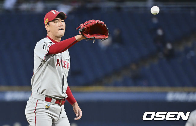 SSG 랜더스 선발투수 김광현이 투구 내용이 좋지 않다는 듯 아쉬워하고 있다. 2022.06.07 / foto0307@osen.co.kr