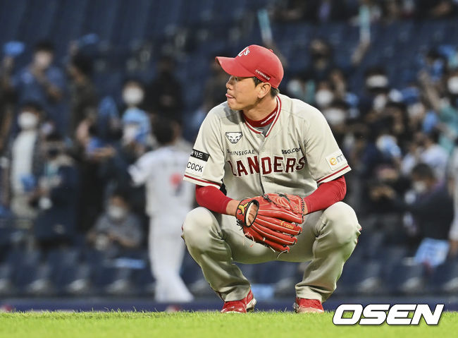 SSG 랜더스 김광현이 2회말 1사 2루 NC 다이노스 박민우의 3루 도루때 포수 송구 실책으로 1실점하자 아쉬워하고 있다. 2022.06.07 / foto0307@osen.co.kr
