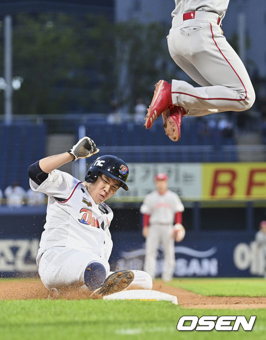 NC 다이노스 박민우가 2회말 1사 2루,  3루 도루를 시도해 SSG 랜더스 포수 이재원의 송구 실책때 세이프되고 있다. 2022.06.07 / foto0307@osen.co.kr