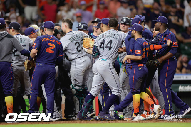 [사진] 9회 휴스턴과 시애틀 선수들이 벤치 클리어링을 벌이고 있다. ⓒGettyimages(무단전재 및 재배포 금지)