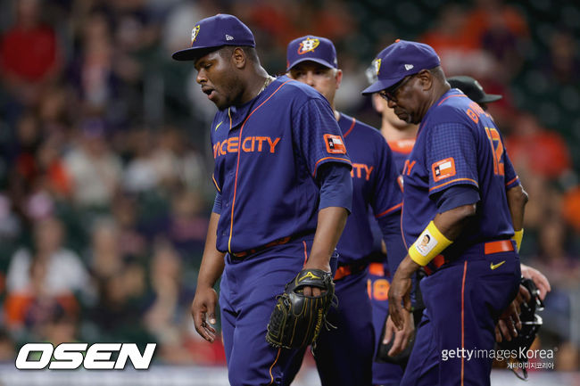 [사진] 9회 휴스턴 투수 헥터 네리스(왼쪽)와 더스티 베이커 감독이 퇴장당하고 있다. ⓒGettyimages(무단전재 및 재배포 금지)