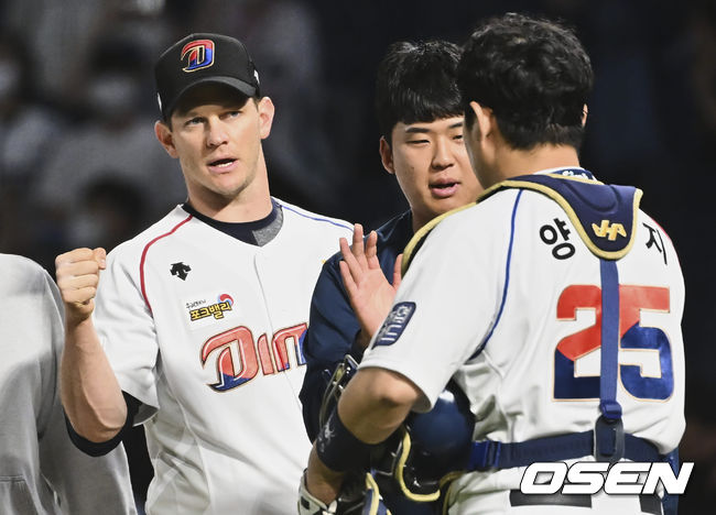 NC 다이노스 루친스키가 SSG 랜더스에 6-2로 승리한 후 양의지와 하이파이브를 하고 있다. 2022.06.07 / foto0307@osen.co.kr