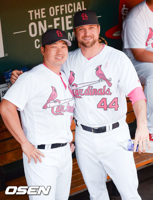 세인트루이스 시절 오승환과 트레버 로젤탈(오른쪽) /OSEN DB