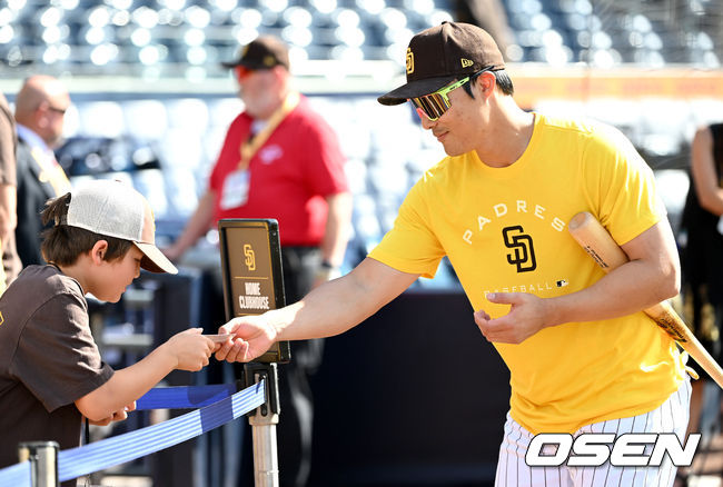 훈련을 마친 샌디에이고 김하성이 팬들과의 만남을 갖고 있다. 2022.05.28 /dreamer@osen.co.kr