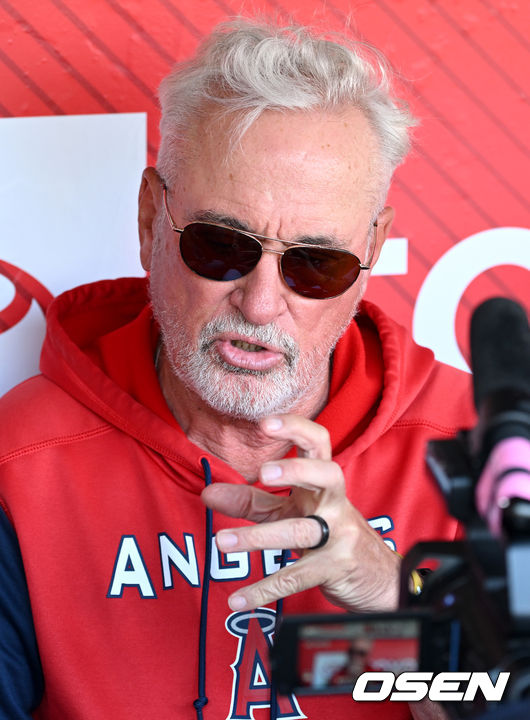 에인절스 조 매든 감독이 경기를 앞두고 취재진과 인터뷰를 갖고 있다. 2022.05.26 /dreamer@osen.co.kr