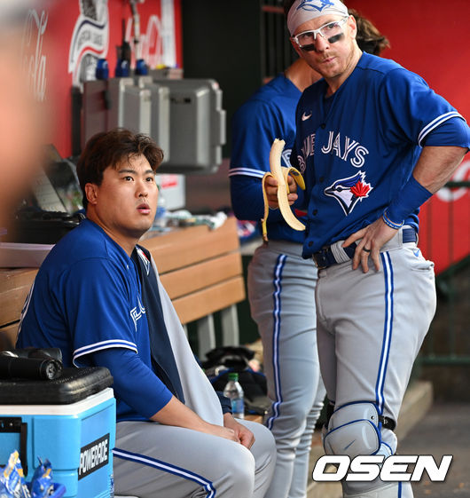 3회초 토론토 류현진과 잰슨이 더그아웃에서 이야기를 나누고 있다. 2022.05.27 /dreamer@osen.co.kr