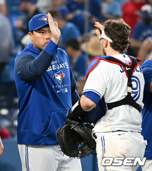토론토 류현진이 대니 잰슨을 비롯한 동료들과 하이파이브를 나누고 있다. / dreamer@osen.co.kr