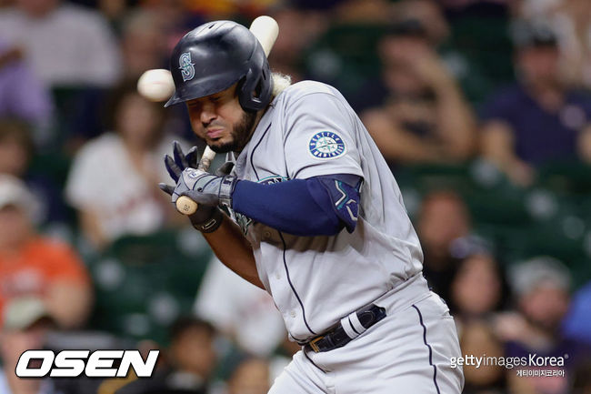 [사진] 시애틀 타자 에우제니오 수아레스가 휴스턴 투수 헥터 네리스의 머리 쪽 공을 피하고 있다. ⓒGettyimages(무단전재 및 재배포 금지)