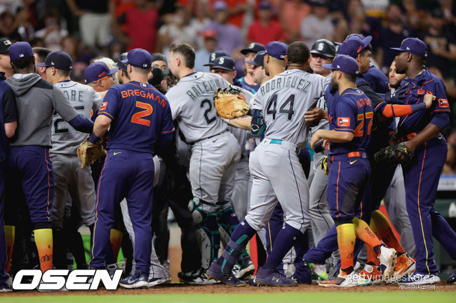 [사진] 7일 휴스턴과 시애틀 선수들이 벤치 클리어링으로 대치하고 있다. ⓒGettyimages(무단전재 및 재배포 금지)