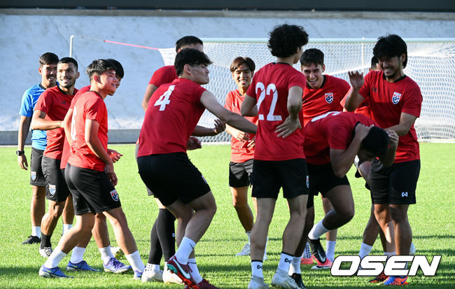 7일 오후(한국시간) 우즈베키스탄 타슈켄트 자 스타디움에서 태국 23세 이하(U-23) 남자 축구대표팀이 ‘아시아축구연맹(AFC) U-23 아시안컵’ 한국전을 앞두고 훈련을 진행했다.태국 선수들이 훈련을 하고 있다. 2022.06.07 /cej@osen.co.kr