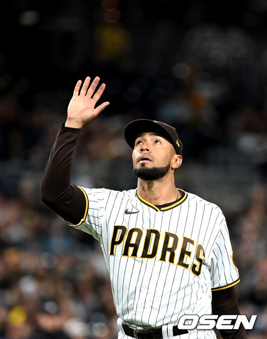 7회초 마운드에 오른 샌디에이고 투수 로버트 수아레스가 삼진 3개로 이닝을 마무리지은 뒤 더그아웃으로 향하며 기뻐하고 있다. 2022.05.29 /dreamer@osen.co.kr