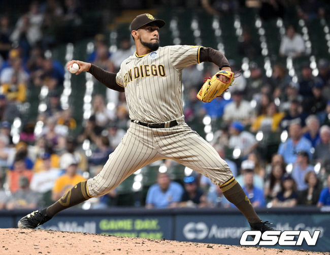 3일(한국시간) 미국 위스콘신주 밀워키 아메리칸 패밀리 필드에서 ‘2022 메이저리그’ 밀워키 브루어스와 샌디에이고 파드리스의 경기가 열렸다.7회말 마운드에 오른 샌디에이고 로버트 수아레스가 힘차게 공을 뿌리고 있다. 2022.06.03 / dreamer@osen.co.kr