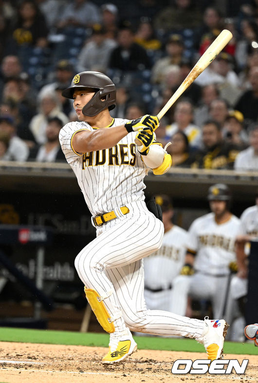 8일(한국시간) 미국 캘리포니아주 샌디에이고 펫코파크에서 ‘2022 메이저리그’ 샌디에이고 파드리스와 뉴욕 메츠의 경기가 열렸다.4회말 무사 선두타자로 나선 샌디에이고 김하성이 내야 땅볼을 칠 때 배트가 부러지고 있다. 2022.06.08 / dreamer@osen.co.kr