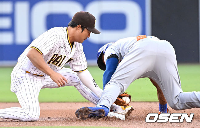 1회초 2사 1루 상황 메츠 프란시스코 린도어 타석 때 도루를 시도한 주자 스탈링 마르테가 샌디에이고 유격수 김하성의 태그에 걸려 아웃되고 있다. 2022.06.08 / dreamer@osen.co.kr