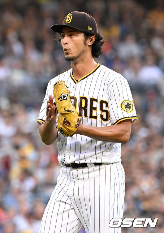 2회초 무사 1, 2루 상황을 무실점으로 넘긴 샌디에이고 선발 다르빗슈 유가 더그아웃으로 향하며 안도의 숨을 내쉬고 있다. 2022.06.08 / dreamer@osen.co.kr