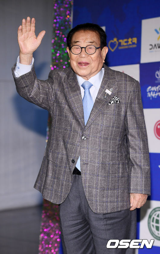 24일 오후 서울 여의도 63빌딩 그랜드볼룸에서 진행된 신개념 연예인 기부 시스템 ‘스타 쓰달 무브먼트 패밀리’ 출범식 포토월 행사에서 송해가 포토타임을 갖고 있다. / rumi@osen.co.kr
