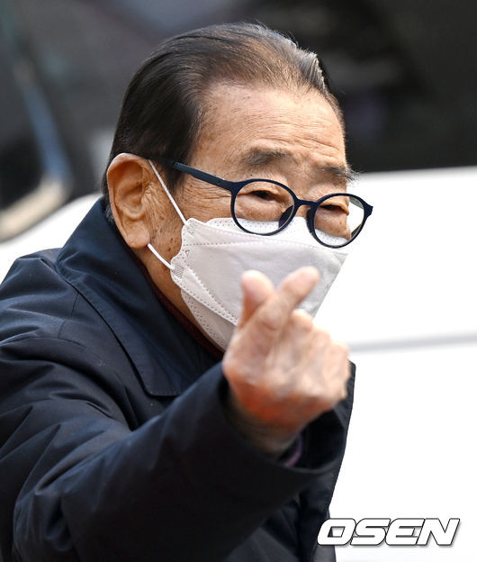 방송인 송해가 11일 오후 서울 여의도 KBS에서 진행된  방송 녹화를 마치고 나서며 인사하고 있다. 2022.01.11 / dreamer@osen.co.kr