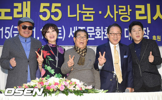 [사진=OSEN DB] 가수 김흥국(왼쪽)이 세상을 떠난 방송인 송해(중앙)와 생전 기억을 떠올리며 고인을 추모했다. 사진은 과거 공식 행사에 함께 참석했던 김흥국(왼쪽부터), 가수 하춘화, 송해, 방송인 이상벽, 가수 박상철의 모습이다. 