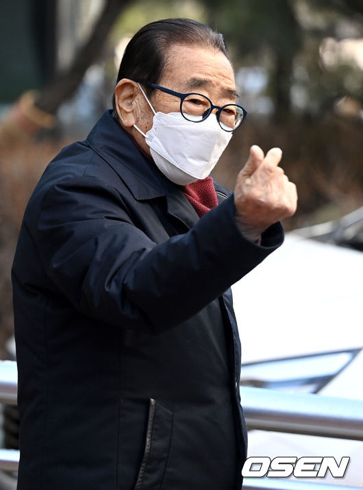 방송인 송해가 11일 오후 서울 여의도 KBS에서 진행된  방송 녹화를 마치고 나서며 인사하고 있다. 2022.01.11 / dreamer@osen.co.kr