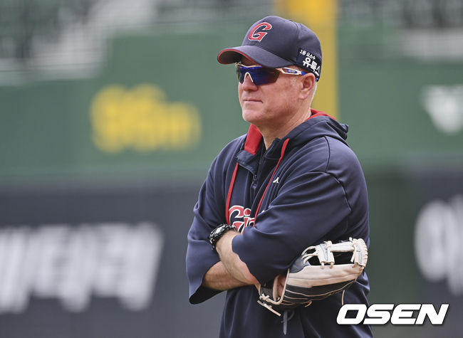 롯데 자이언츠 래리 서튼 감독이 훈련을 지켜보고 있다. 2022.06.08 / foto0307@osen.co.kr
