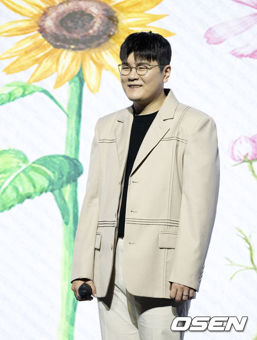 신용재가 포토타임을 하고 있다. 2022.06.08 /jpnews@osen.co.kr
