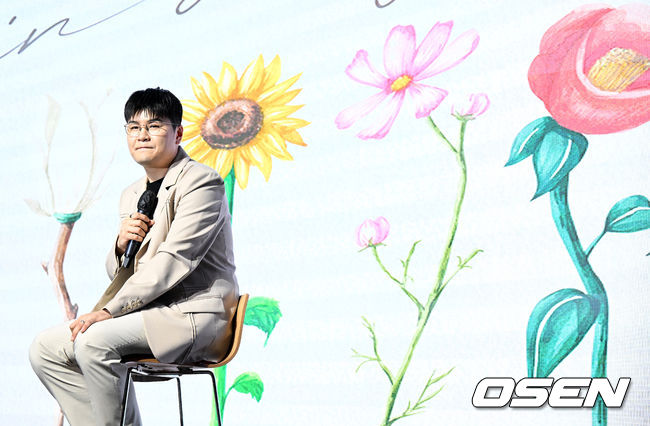 신용재가 질문에 귀기울이고 있다. 2022.06.08 /jpnews@osen.co.kr