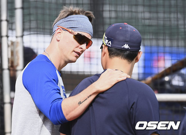 삼성 라이온즈 뷰캐넌이 롯데 자이언츠 한동희와 만나 얘기하고 있다. 2022.06.08 / foto0307@osen.co.kr