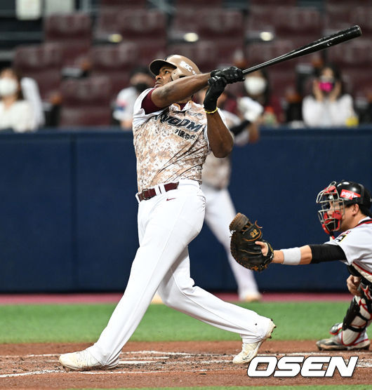 8일 오후 서울 고척스카이돔에서 2022 신한은행 SOL KBO리그 키움 히어로즈와 KT 위즈의 경기가 열렸다. 3회말 1사 1루에서 키움 푸이그가 우중간 적시 2루타를 치고 있다. 2022.06.08 /sunday@osen.co.kr
