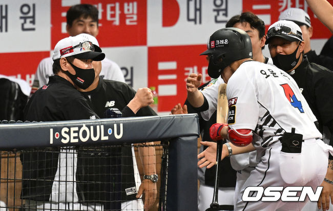 8일 오후 서울 고척스카이돔에서 2022 신한은행 SOL KBO리그 키움 히어로즈와 KT 위즈의 경기가 열렸다. 9회초 무사 만루에서 KT 오윤석이 만루 홈런을 치고 그라운드를 돌고 더그아웃에서 이강철 감독과 하이파이브를 하고 있다. 2022.06.08 /sunday@osen.co.kr