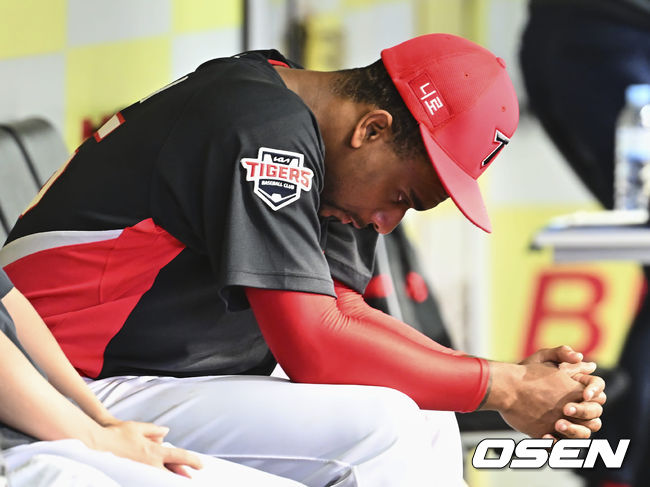 KIA 타이거즈 우완 로니 윌리엄스가 투구를 마치고 생각에 잠겨있다./OSEN DB