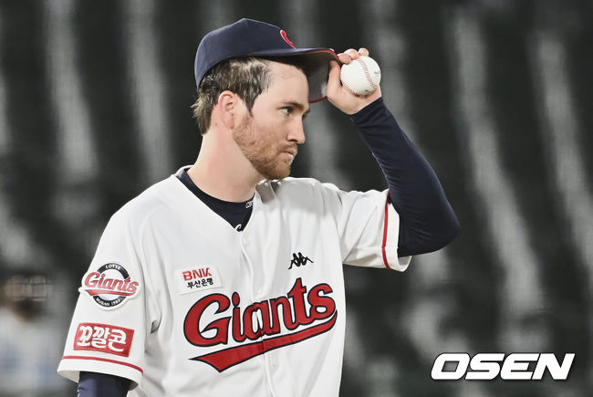 롯데 자이언츠 반즈가 5회초 2사 만루 삼성 라이온즈 구자욱을 볼넷으로 내보내며 밀어내기 실점하고 아쉬워하고 있다. 2022.06.08 / foto0307@osen.co.kr