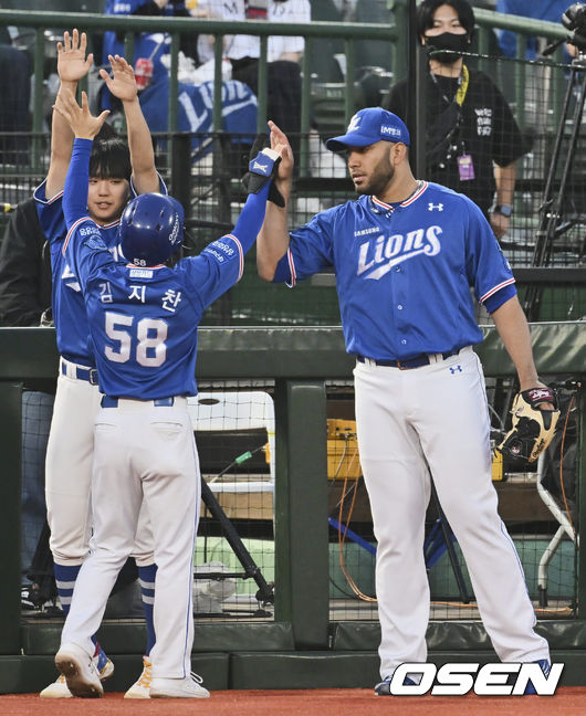 삼성 라이온즈 김지찬이 4회초 구자욱의 적시타때 득점을 올리고 하이파이브를 하고 있다. 2022.06.08 / foto0307@osen.co.kr
