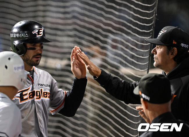 8회초 무사 2루에서 한화 터크먼이 이진영의 좌전 안타에 실책을 틈타 득점에 성공하며 수베로 감독과 하이파이브를 하고 있다. 2022.06.08 /jpnews@osen.co.kr