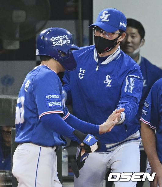 삼성 라이온즈 김지찬이 4회초 구자욱의 적시타때 득점을 올리고 하이파이브를 하고 있다. 2022.06.08 / foto0307@osen.co.kr