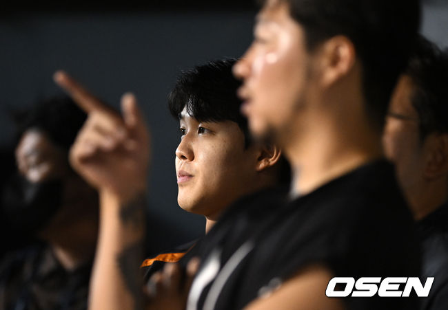 9회 한화 윤대경이 경기를 지켜보고 있다. 2022.06.08 /jpnews@osen.co.kr