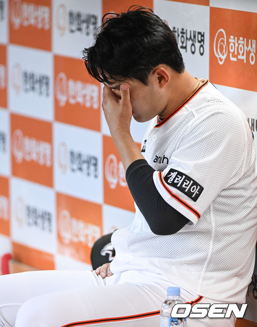 1회초 0.2이닝 9실점 허용하며 강판된 한화 윤대경 선발투수가 더그아웃에서 아쉬워하고 있다. 2022.05.26 / soul1014@osen.co.kr