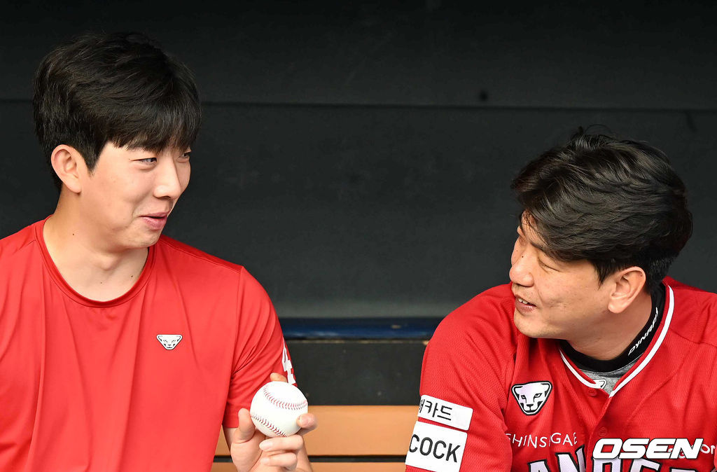 3일 오후 서울 잠실구장에서 2022 신한은행 SOL KBO리그 LG 트윈스와 SSG 랜더스의 경기가 열렸다.경기에 앞서 SSG 오원석과 김광현이 더그아웃에서 이야기를 나누고 있다. 2022.06.03 /jpnews@osen.co.kr