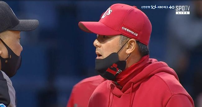 지난 8일 창원 NC전에서 스트라이크 판정에 항의하는 SSG 김원형 감독 /SPOTV 중계방송 화면 캡처