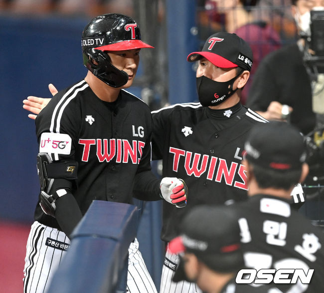 LG 오지환이 역전타점을 올리자 류지현 감독이 축하를 하고 있다./OSEN DB